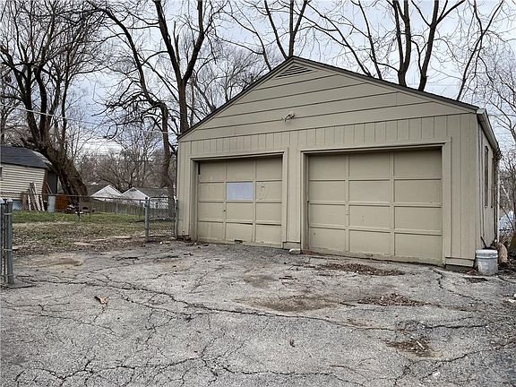 3rd image of 2926 S 51st Ter