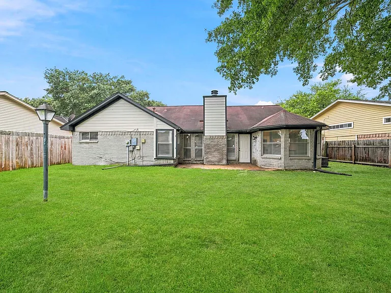 22039 Rivermead Dr — Photo 22