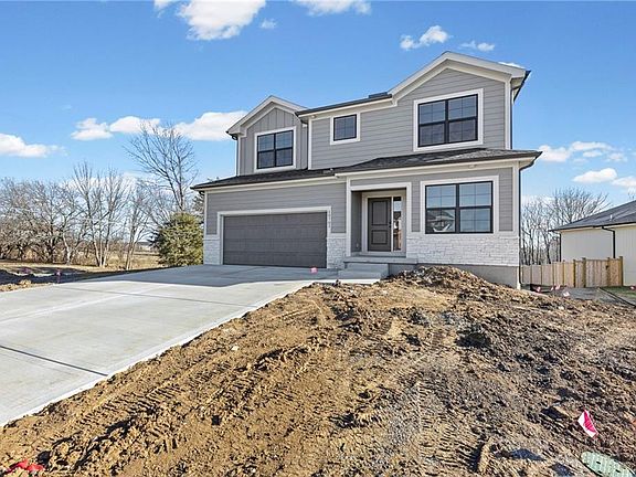 3rd image of 20703 Emerald St