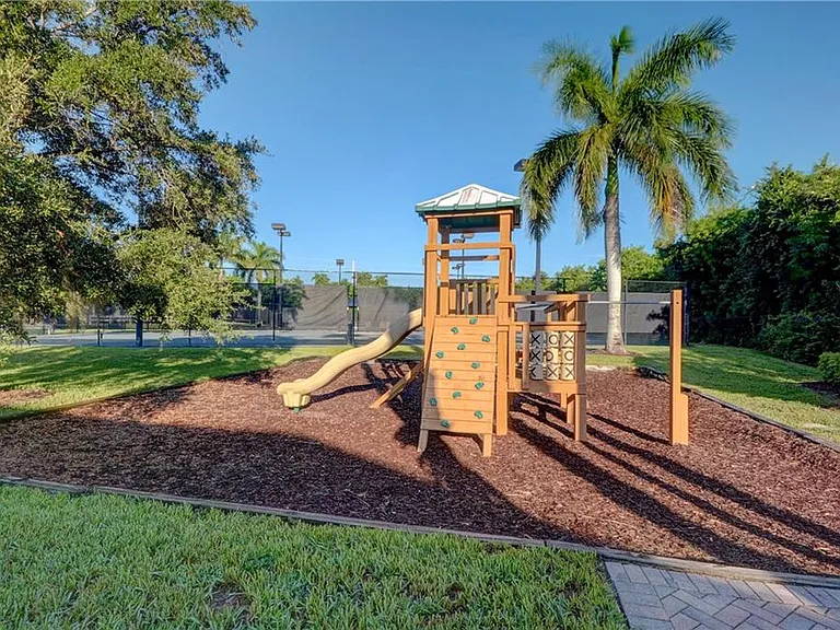 6590 Barbados Ct — Photo 40