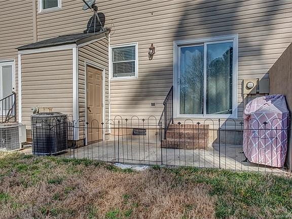 3rd image of 1016 Surry Ln