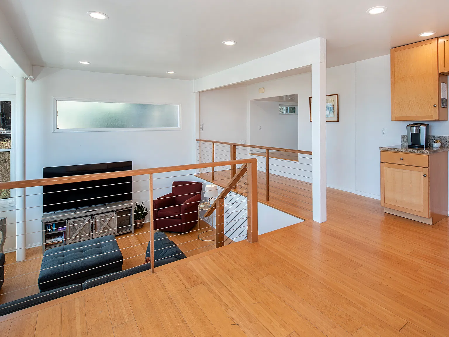 937 Roble Ln — Photo 3