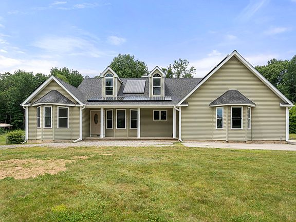 3rd image of 893 Cronin Rd