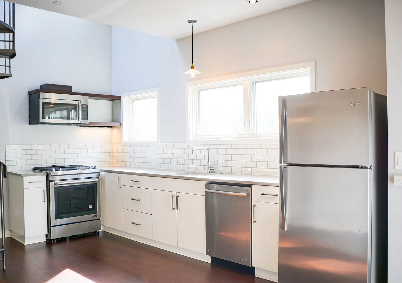 Rare Availability! Modern NW Loft-Style 1-Bed: H/W Flrs+ W/D! — Photo 3