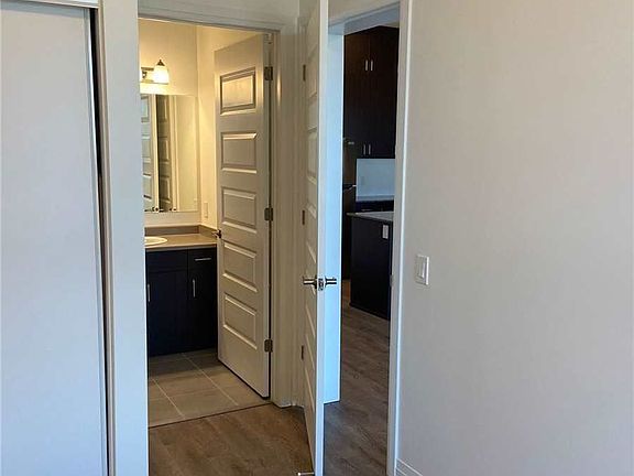 3rd image of 95 Dundas St W #615