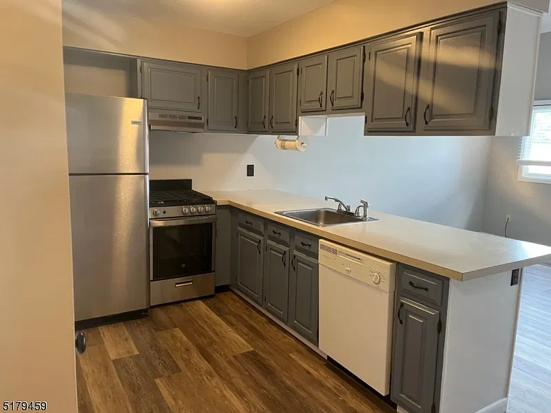 2 bed, 889 sqft, $1,975 — Photo 2