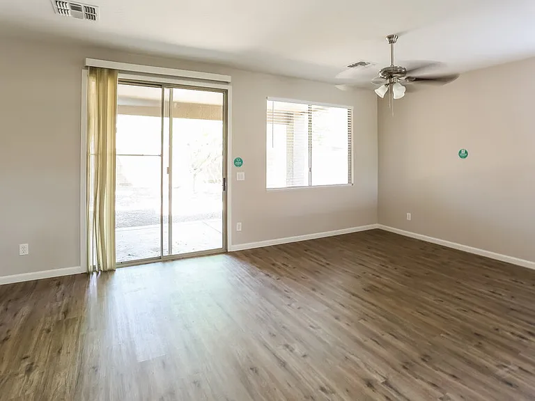 10314 W Pioneer St — Photo 3