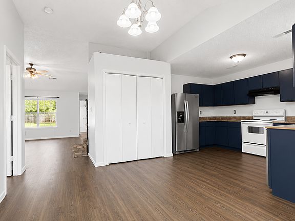 3rd image of 105 Fernwood Cir