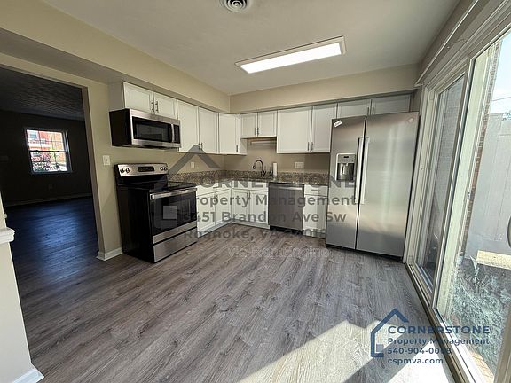 2nd image of 1902 Yeager Ave NE APT 1