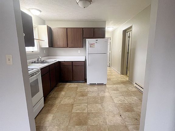 4th image of 824 E Wyman Ave #9