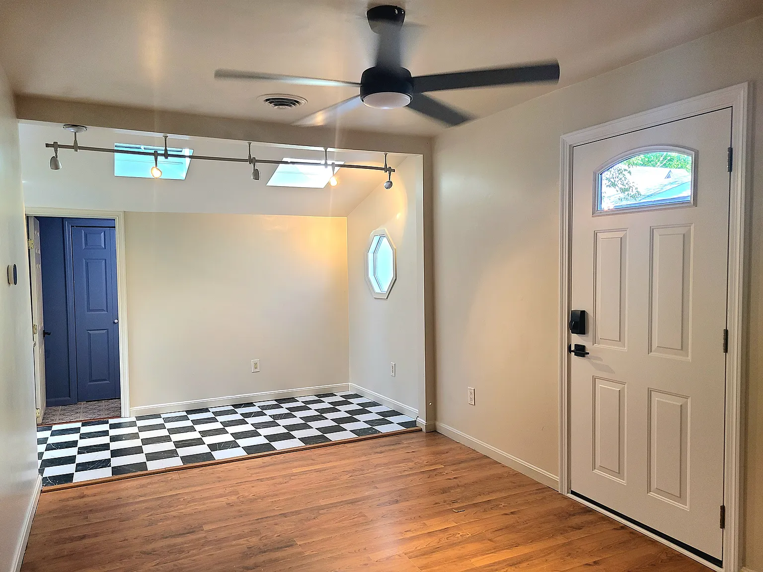 Sunlit 2BR House for Rent in Edgewater! — Photo 4