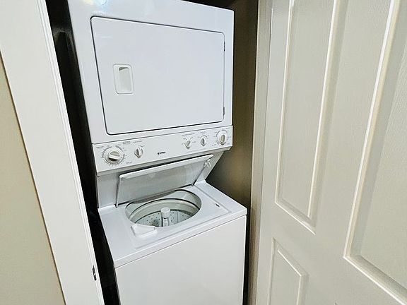 5th image of 209 Fisher Cres