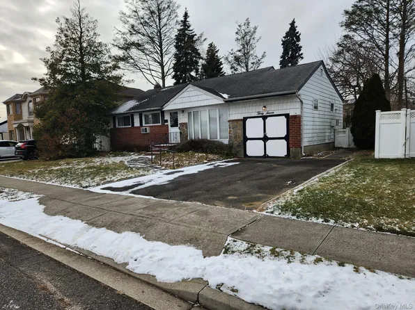 37 Kalda Ln, Plainview, NY 11803