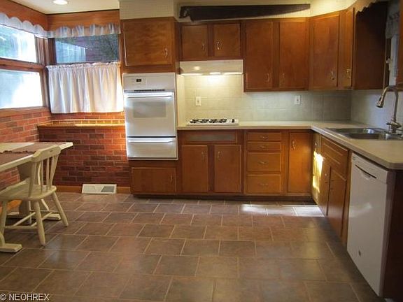 5th image of 194 Vine Ave