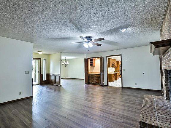 4th image of 2102 Barrington Dr