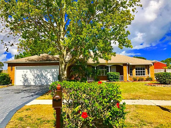 4th image of 398 NE Camelot Dr