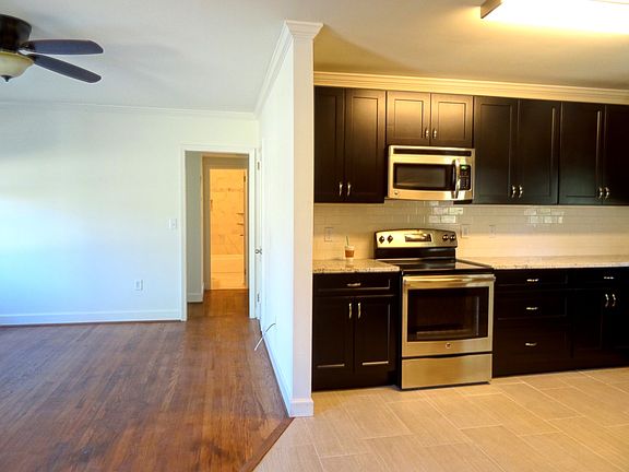 3rd image of 32 Brookhaven Dr