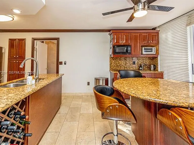 20935 NE 37th Ct #Townhouse 20935 — Photo 25