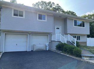 8 Maryanne Ave, Port Jefferson Station, NY 11776