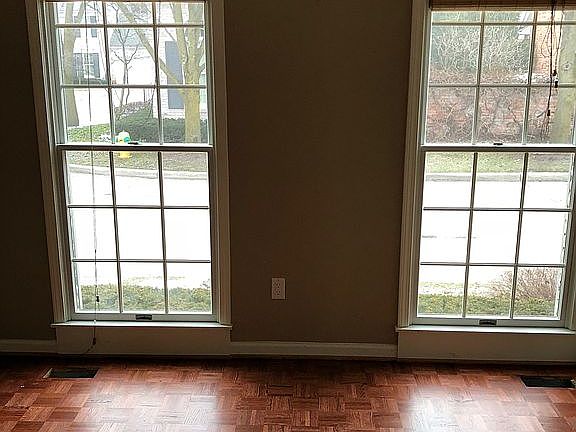 5th image of 929 Lochmoor Pl