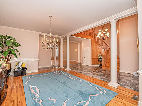 4th image of 111 Longwood Green Ct