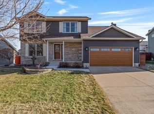 6125 N Thornwood Ave, Davenport, IA 52806