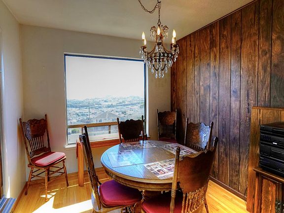 4th image of 652 Telford Ave