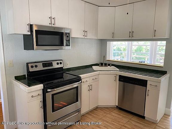 2nd image of 336 Nottingham Blvd