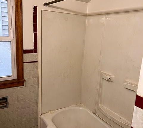 5th image of 536 26th St APT 1