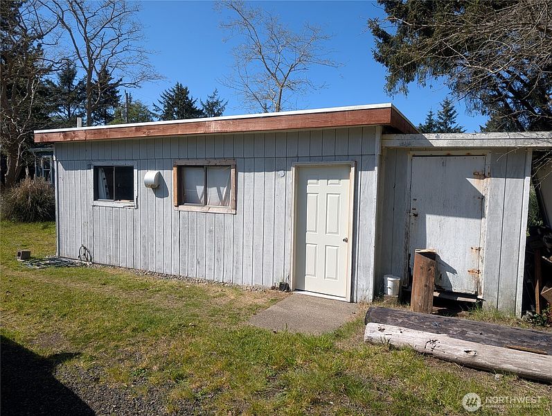3rd image of 808 Magellan Avenue NE