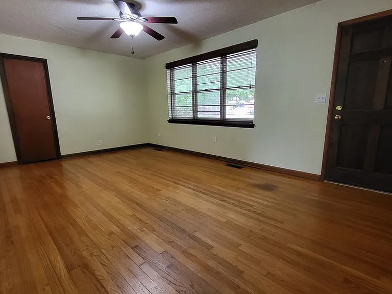 1417 Hollywood Ave — Photo 3