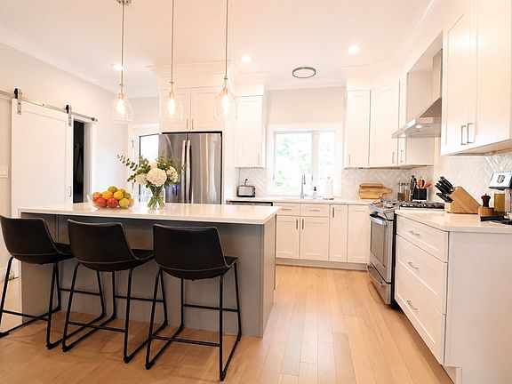 4th image of 118 Eaton St #11