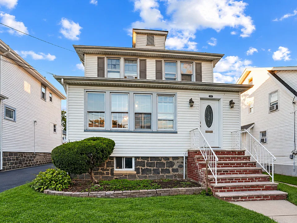 557 Dewey Ave #1