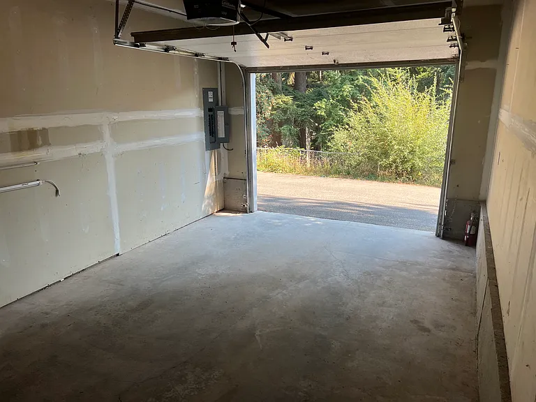 single car garage w/ auto opener