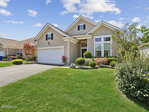 3rd image of 487 Huntington Drive