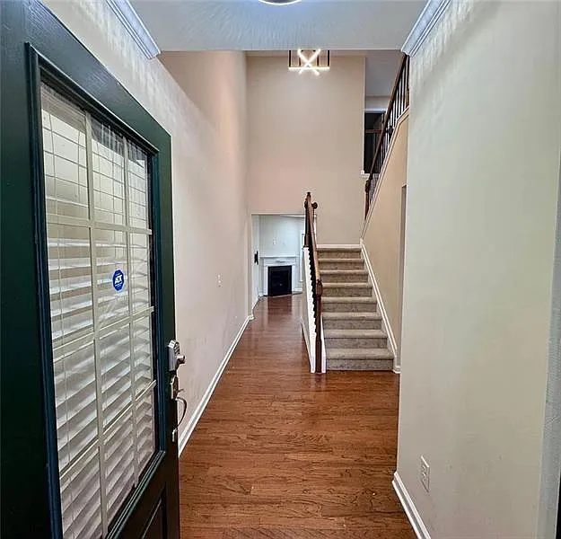 3 bed, 2.5 bath, 1829 sqft, $2,400 — Photo 3