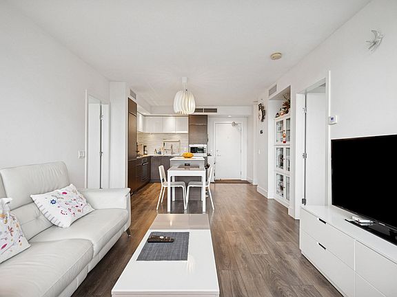 5th image of 5233 Gilbert Rd #1110