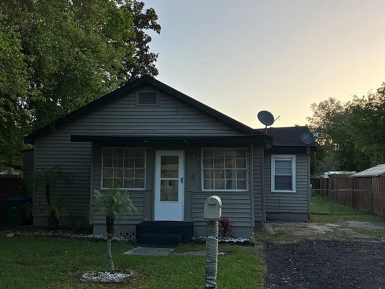 1151 Bender Ave — Photo 2