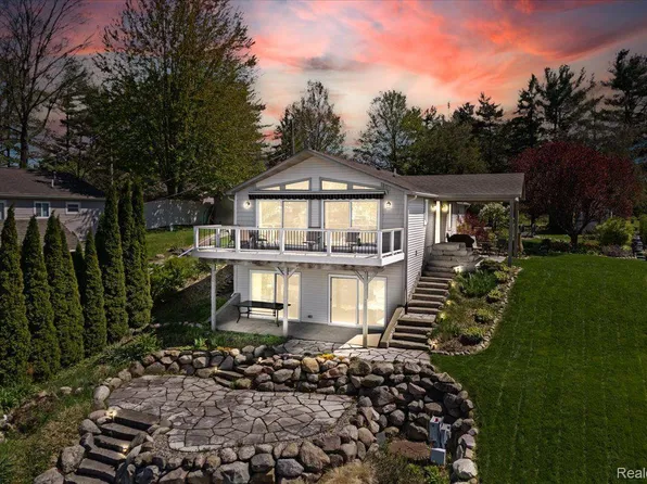 6521 Hartwood Dr, Fenton, MI 48430