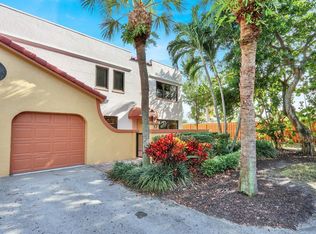 52 Uno Lago Dr, Juno Beach, FL 33408