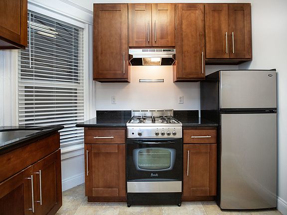 3rd image of 1303 Leavenworth St #26