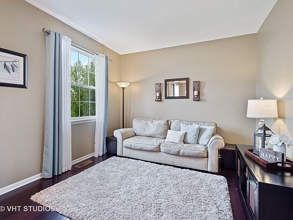 3rd image of 904 Singing Hills Dr