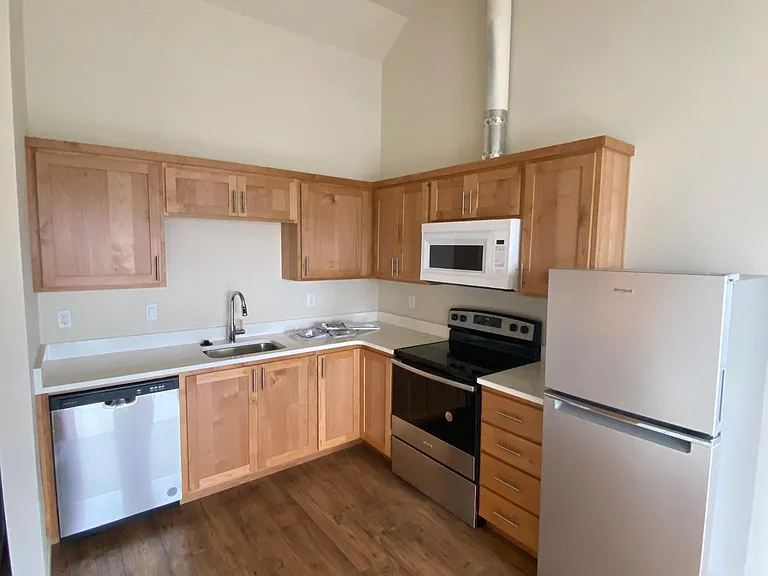 330 Lithia Ave — Photo 5