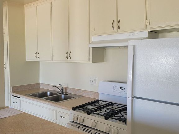 4th image of 18429 Prairie St #29