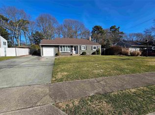 953 Gardiner Dr, Bay Shore, NY 11706