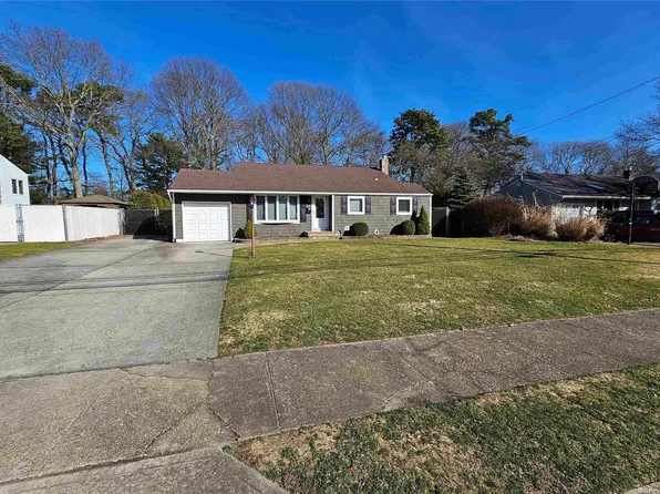 953 Gardiner Drive, Bay Shore, NY 11706