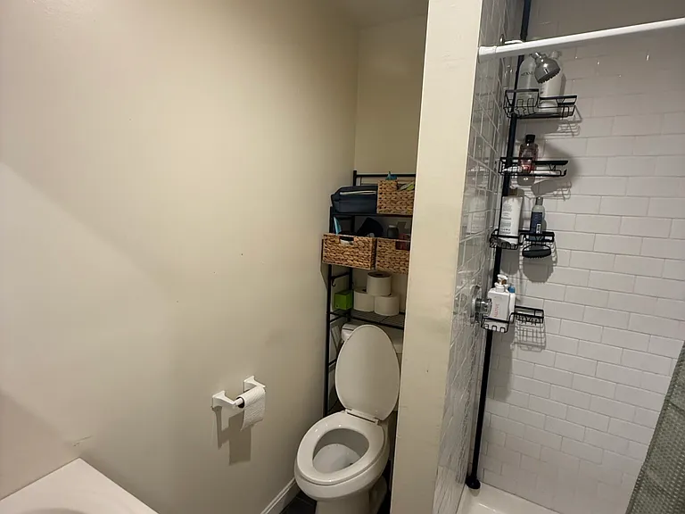 523 E 3rd St #2R — Photo 7