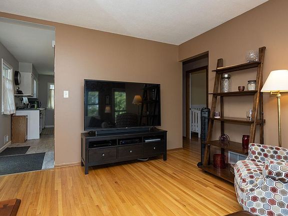 4th image of 122 Arion St W
