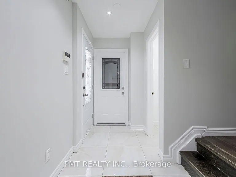 26 Granada Cres — Photo 4