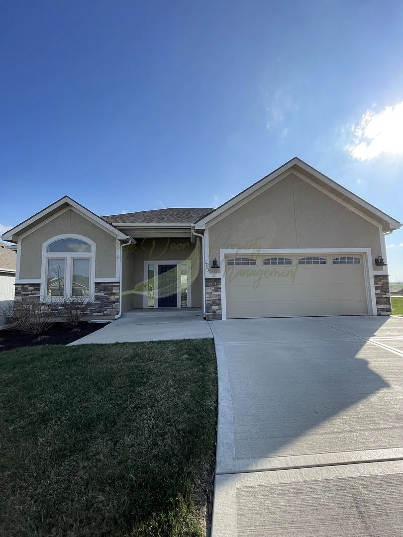 Spacious 4-Bedroom Home with Finished Basement — Photo 1